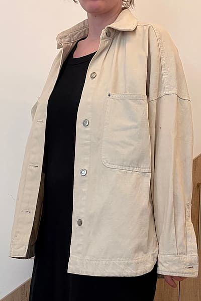 Ġakketta tal-Qmis Beige Kbira ta' Pull&Bear by Pull&Bear — pre-loved on Thrifted.mt