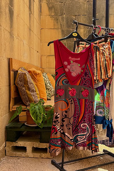 Vestido rosa con estampado llamativo de Desigual, de principios de la década de los 2000 by Desigual — pre-loved on Thrifted.mt