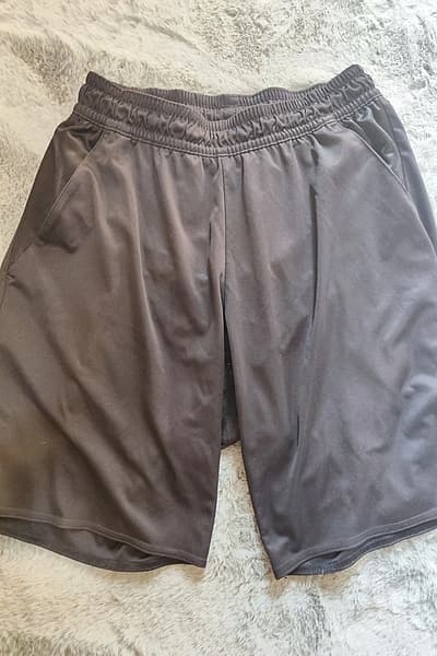 Pantaloncini neri — pre-loved on Thrifted.mt