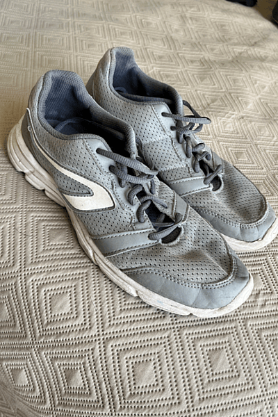 Zapatillas deportivas grises de encaje con perforaciones — pre-loved on Thrifted.mt