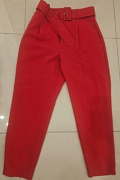 Pantalones rojos de cintura alta con cinturón by Zara — pre-loved on Thrifted.mt