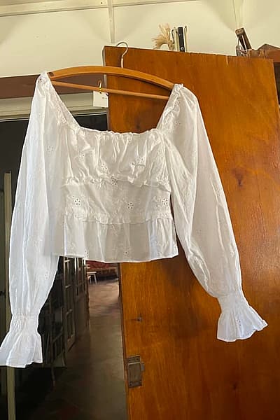 Camicetta bianca by No brand — pre-loved on Thrifted.mt