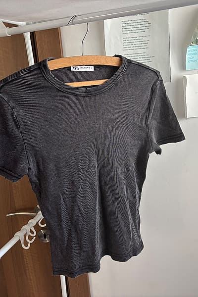 T-Shirt Iswed b'Kustilji Zara by Zara — pre-loved on Thrifted.mt
