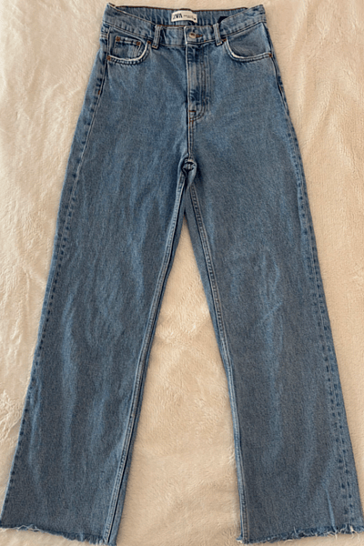 Vaqueros azules de cintura alta de Zara (talla 36) by Zara — pre-loved on Thrifted.mt