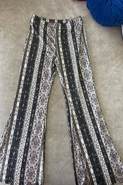 Calças largas com padrão, em estilo vintage — pre-loved on Thrifted.mt