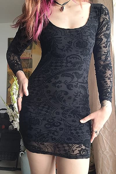 Ilbies iswed żgħir bi kmiem bellusin tal-malja — pre-loved on Thrifted.mt