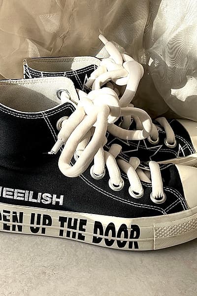  Collaborazione in edizione limitata tra Billie Eilish e Converse by Converse — pre-loved on Thrifted.mt