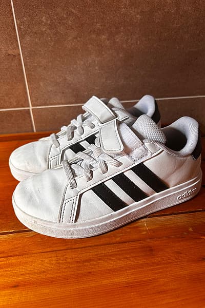 Scarpe Adidas per bambini by Adidas — pre-loved on Thrifted.mt