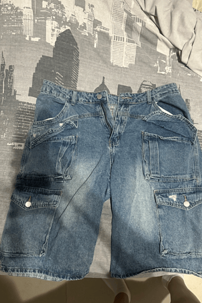 Pantaloncini di jeans super larghi  by SHEIN — pre-loved on Thrifted.mt