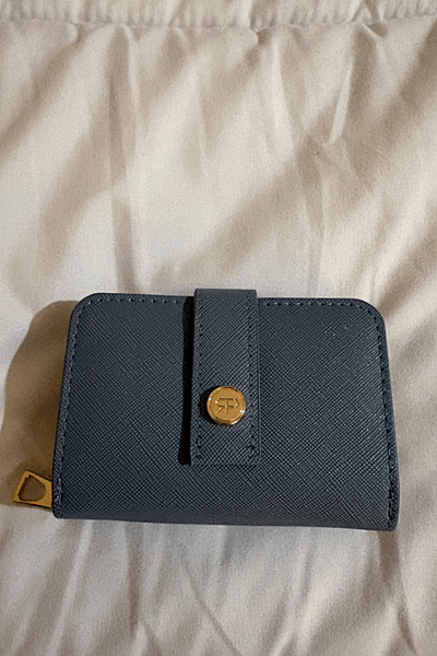 Cartera compacta de piel Saffiano azul — pre-loved on Thrifted.mt