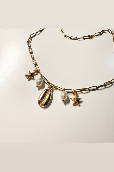 Collar artesanal con colgante de concha dorada y perla — pre-loved on Thrifted.mt