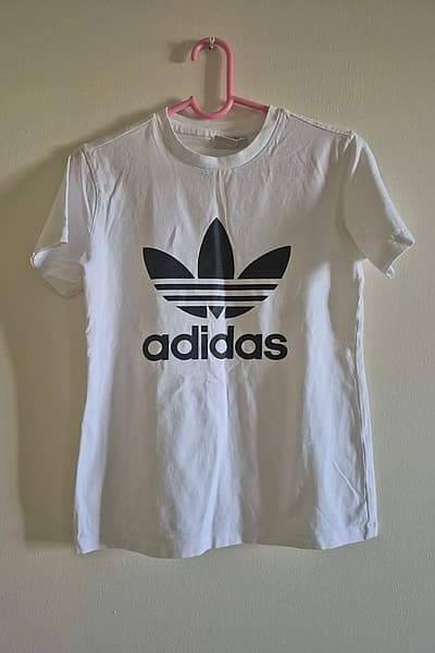 Maglietta con logo Adidas Originals by Adidas — pre-loved on Thrifted.mt