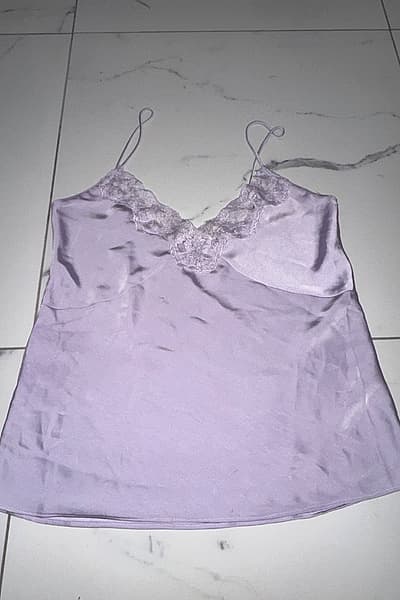 Camisole Stradivarius bil-Bizzilla tas-Satin Lelà by Stradivarius — pre-loved on Thrifted.mt
