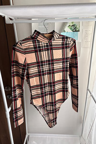 Bodysuit b'għonq għoli u kmiem twal bi skwadri by Shein — pre-loved on Thrifted.mt