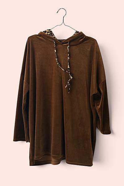 Hoodie kannella bellus b'inforra tal-leopard — pre-loved on Thrifted.mt