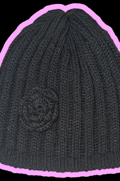 Beanie Griż Skur b'dettall ta' fjura — pre-loved on Thrifted.mt