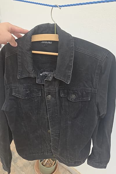 Casaco de ganga preto com bordados by Santa Cruz — pre-loved on Thrifted.mt
