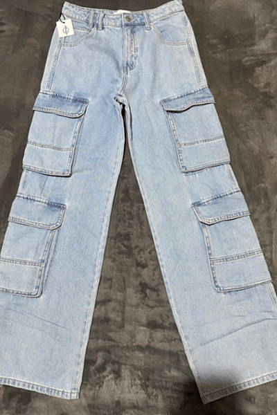 Jeans cargo wesgħin b'ħasil ċar ta' Stradivarius by Stradivarius — pre-loved on Thrifted.mt