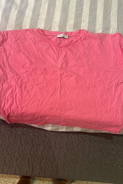Bright pink boxy t-shirt by Alcott — pre-loved on Thrifted.mt