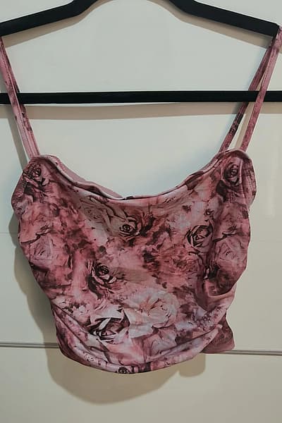 Top corto in rete con arricciature floreali by Shein — pre-loved on Thrifted.mt