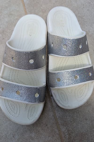 Sandali Crocs con glitter argento, misura 38 by Crocs — pre-loved on Thrifted.mt
