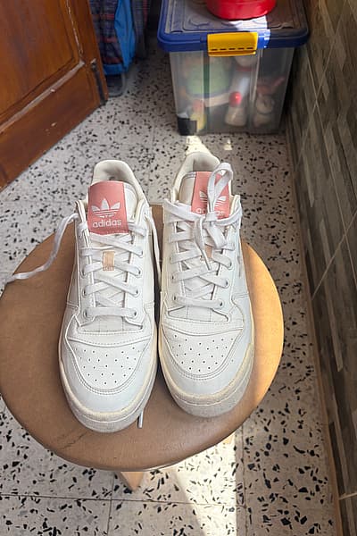 Zapatillas Forum Bold: blanco, rosa pálido, naranja y rosa by Adidas — pre-loved on Thrifted.mt