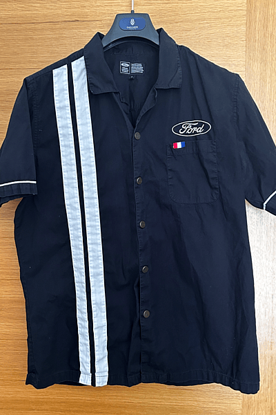 Camiseta estilo racing del Ford Mustang by Ford — pre-loved on Thrifted.mt