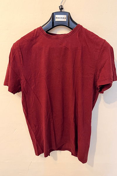 Camiseta de manga corta color burdeos de Primark by Primark — pre-loved on Thrifted.mt