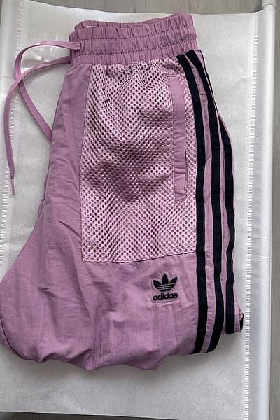 Xorts tal-Malja tal-Lavanda tal-Adidas Originals by Adidas — pre-loved on Thrifted.mt