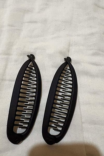 Mollette per capelli a forma di banana in nero opaco — pre-loved on Thrifted.mt