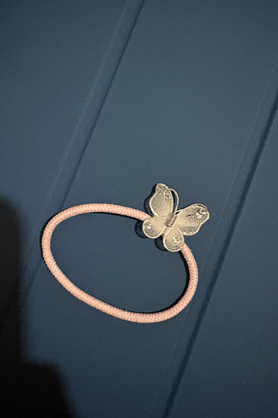 Elastico per capelli a forma di farfalla rosa — pre-loved on Thrifted.mt