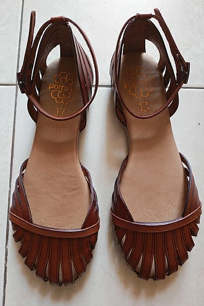 Sandálias de couro castanho novas em folha by porronet — pre-loved on Thrifted.mt