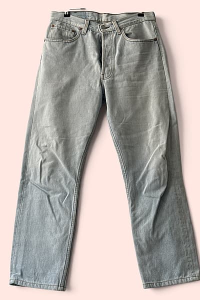 Jeans tad-Denim Levi's Vintage b'Ħasil Ċar by Levi's — pre-loved on Thrifted.mt