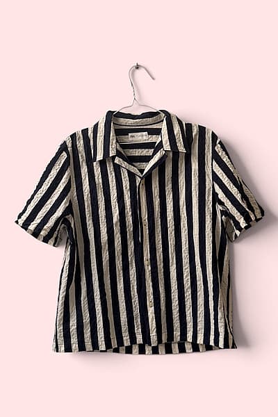Qmis b'kmiem qosra strixxati ta' Zara by Zara — pre-loved on Thrifted.mt