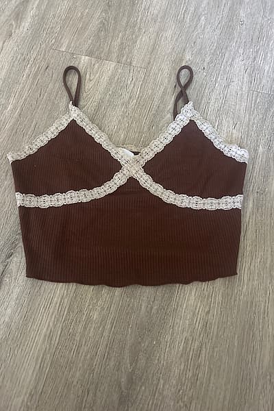 Top a canotta con bordi in pizzo marrone — pre-loved on Thrifted.mt