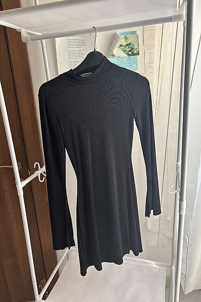 Ilbies iswed b'għonq għoli u b'kustilji by Bershka — pre-loved on Thrifted.mt