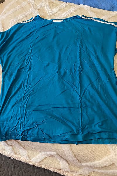 Blue embellished pearl detail top — pre-loved on Thrifted.mt