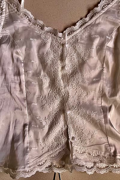 Top blanco de tirantes finos de encaje satinado  by ASOS  — pre-loved on Thrifted.mt