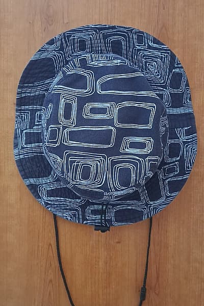 Cappello a secchiello blu navy con motivo Khat — pre-loved on Thrifted.mt