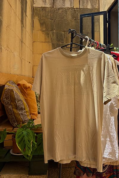Maglietta Nike beige con stampa, effetto consumato by Nike — pre-loved on Thrifted.mt