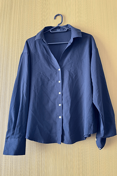 Camisa clásica con botones by KIABI — pre-loved on Thrifted.mt