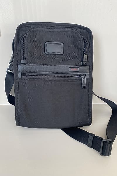 Borża tal-Ivvjaġġar Crossbody Tumi Alpha Iswed by Tumi — pre-loved on Thrifted.mt