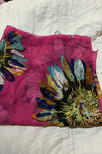 Cubrebaño de playa con estampado floral y tacto sedoso — pre-loved on Thrifted.mt
