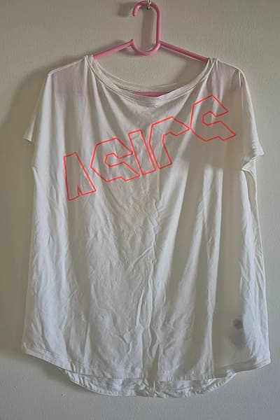 Camisas blancas de Asics para mujer, talla L by ASICS — pre-loved on Thrifted.mt