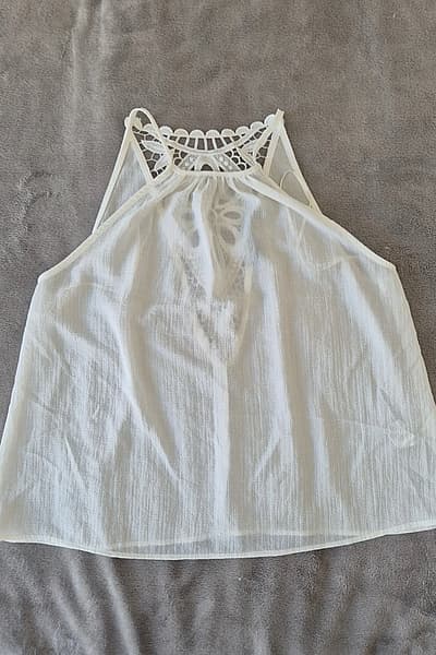 Top con scollo all'americana e dettagli in pizzo di Zara by ZARA — pre-loved on Thrifted.mt