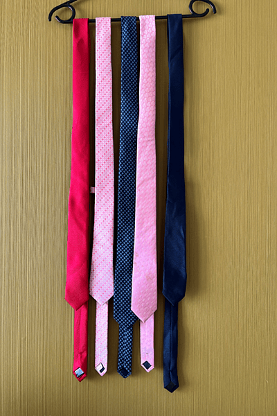 Corbatas de diversos estampados y lisas — pre-loved on Thrifted.mt