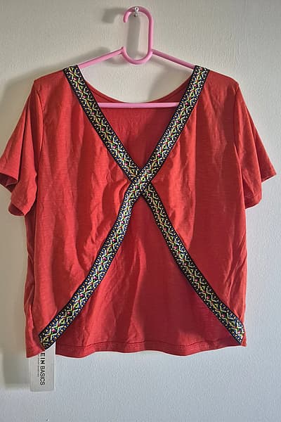 Novo, com etiqueta! Top com detalhes de bordado vermelho by Shein — pre-loved on Thrifted.mt