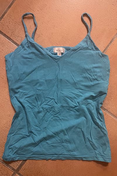 Tank Top Blu Y2K b'elastika interna madwar il-bust, Daqs M — pre-loved on Thrifted.mt