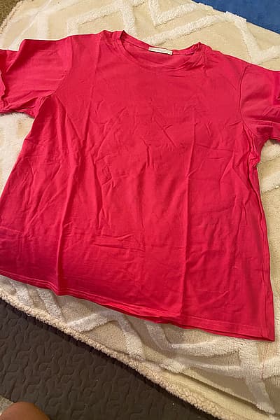 Bright pink basic t-shirt by Unbranded — pre-loved on Thrifted.mt