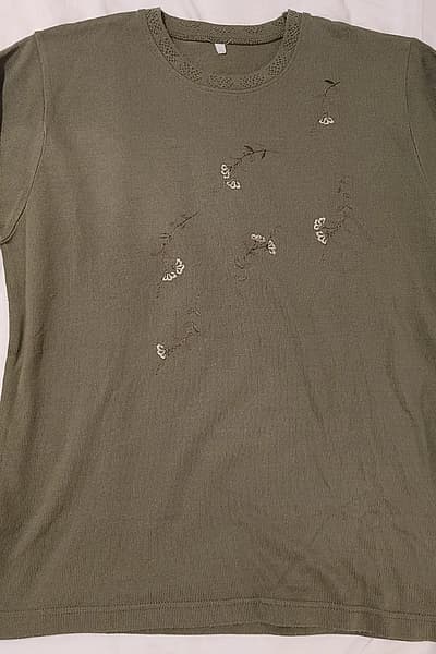 T-shirt aħdar żebbuġi b'kmiem twal — pre-loved on Thrifted.mt